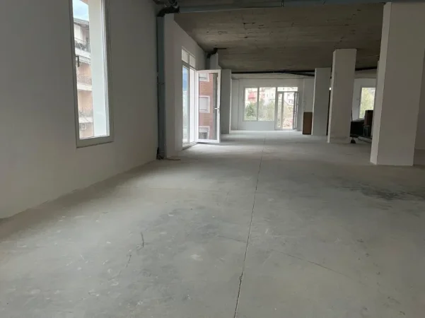 Tirane, shitet ambjent biznesi Kati 0, 300 m² 830.000 € (Selite)
