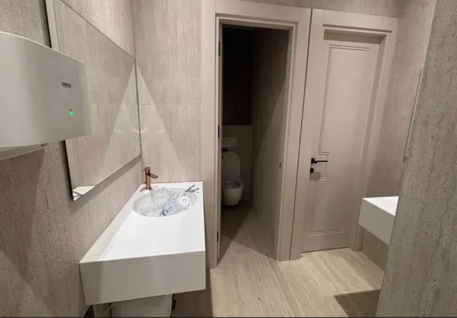 Tirane, shitet ambjent biznesi Kati 1, 430 m² (Kompleksi Delijorgji)