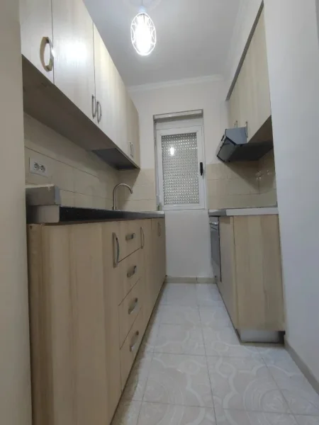Tirane, jepet me qera apartament 2+1 Kati 1, 90 m² 800 € (Rruga Fortuzi)