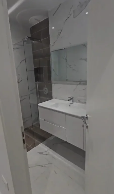Tirane, jepet me qera apartament 1+1 , 65 m² 450 € (Mbikalimi i Komunës së Parisit)