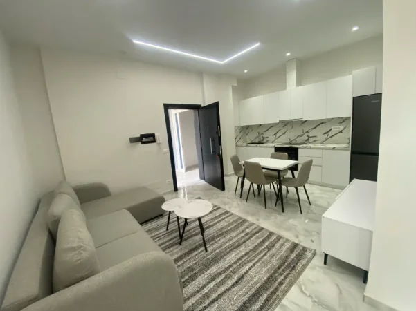 Tirane, jepet me qera apartament 2+1 , 500 € (kinostudio , porcelan)