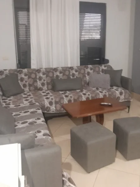 Tirane, jepet me qera apartament 1+1+Ballkon Kati 8, 70 m² 400 € (Fabrika e Miellit)