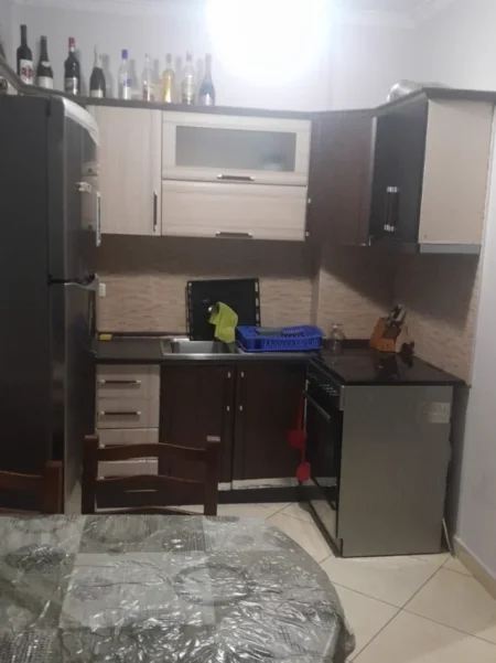 Tirane, jepet me qera apartament 1+1+Ballkon Kati 8, 70 m² 400 € (Fabrika e Miellit)