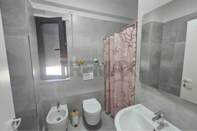 Tirane, jepet me qera apartament 1+1 , 80 m² 