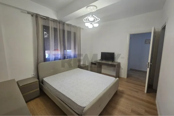 Tirane, jepet me qera apartament 1+1 , 80 m² 