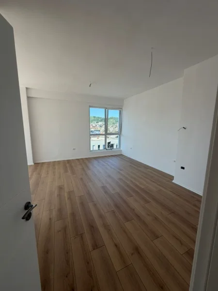 Tirane, jepet me qera zyre Kati 1, 65 m² 800 € (KOMUNA E PARISIT)