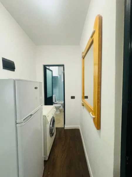 Tirane, jepet me qera garsoniere Kati 1, 35 m² 350 mije leke (Vasil Shanto)