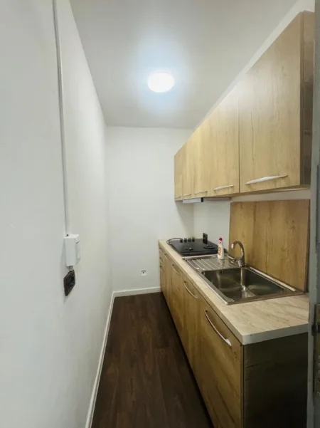 Tirane, jepet me qera garsoniere Kati 1, 35 m² 350 mije leke (Vasil Shanto)