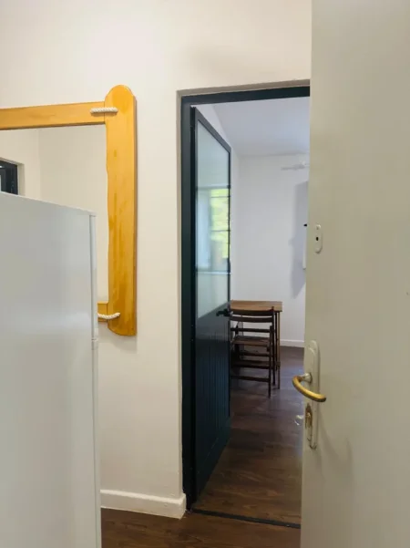 Tirane, jepet me qera garsoniere Kati 1, 35 m² 350 mije leke (Vasil Shanto)