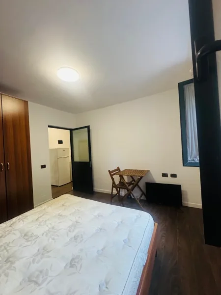 Tirane, jepet me qera garsoniere Kati 1, 35 m² 350 mije leke (Vasil Shanto)