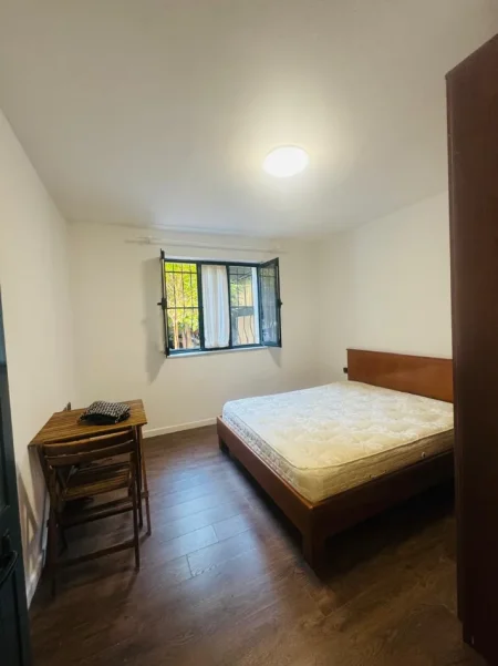 Tirane, jepet me qera garsoniere Kati 1, 35 m² 350 mije leke (Vasil Shanto)