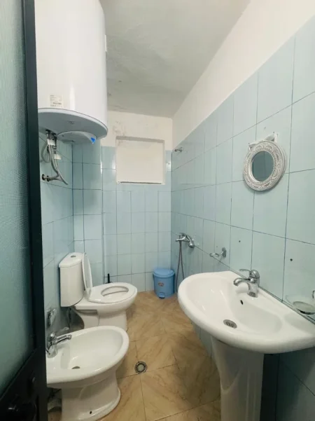 Tirane, jepet me qera garsoniere Kati 1, 35 m² 350 mije leke (Vasil Shanto)