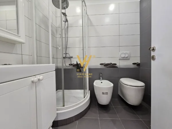 Tirane, jepet me qera apartament 1+1+Ballkon Kati 5, 60 m² 800 € (RRUGA E KAVAJES)