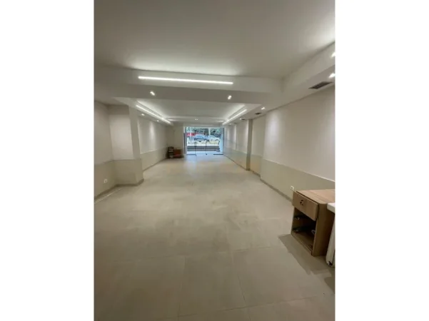 Durres, jepet me qera ambjent biznesi , 70 m² 700 € 