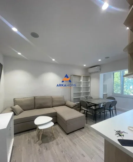 Tirane, jepet me qera apartament 1+1+Ballkon Kati 4, 50 m² 581 € 