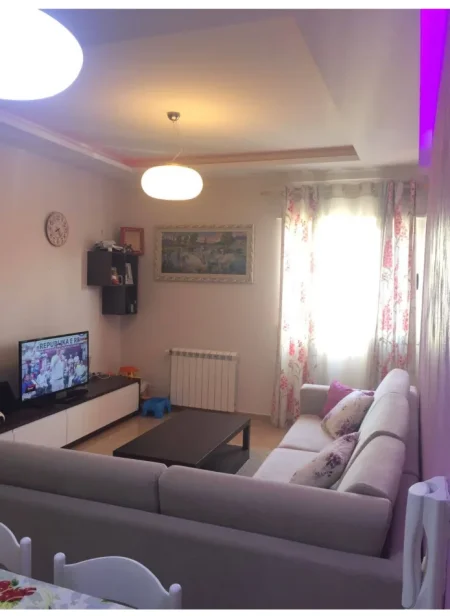 Tirane, jepet me qera apartament 2+1+Ballkon Kati 3, 95 m² 60.000 lek (Rr. Bill Klinton)