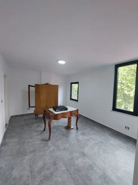 Tirane, jepet me qera zyre Kati 1, 150 m² 1.000 € (PALLATI ME SHIGJETA)