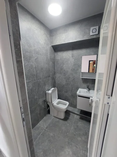 Tirane, jepet me qera zyre Kati 1, 150 m² 1.000 € (PALLATI ME SHIGJETA)