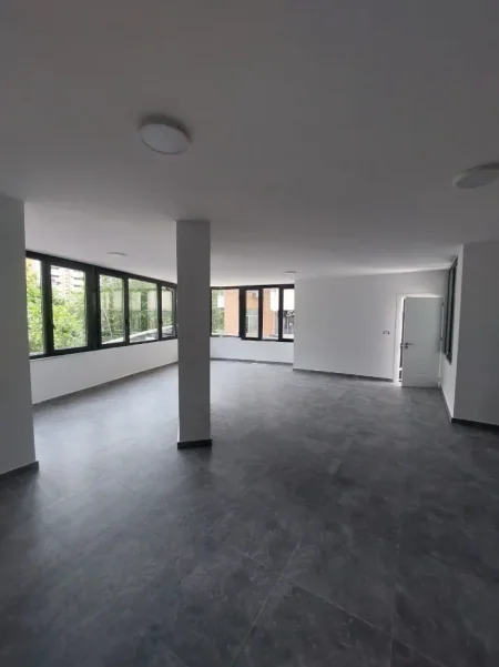 Tirane, jepet me qera zyre Kati 1, 150 m² 1.000 € (PALLATI ME SHIGJETA)