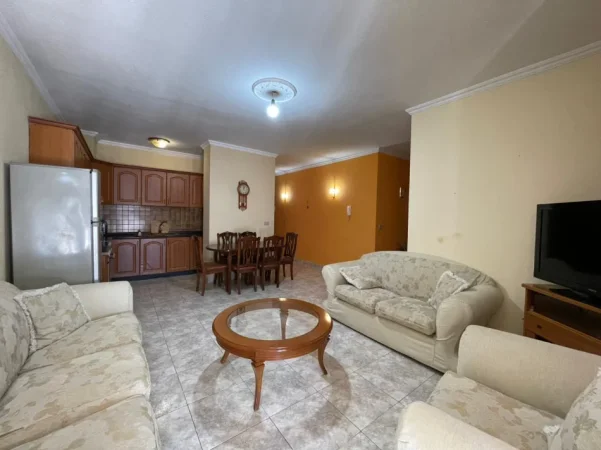 Tirane, jepet me qera apartament 2+1 Kati 10, 100 m² 600 € (Komuna e Parisit)