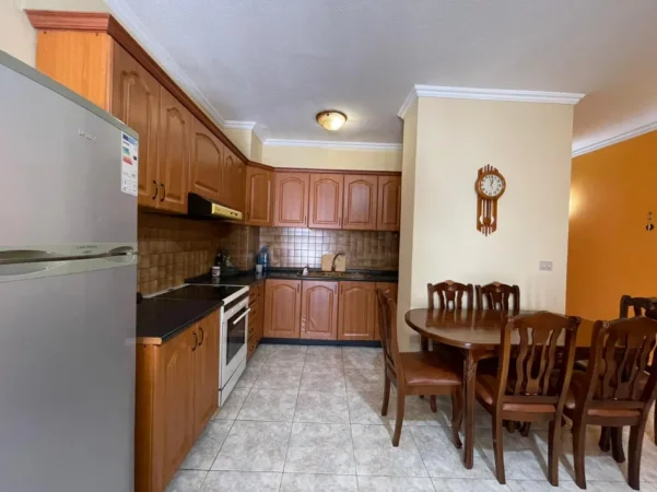 Tirane, jepet me qera apartament 2+1 Kati 10, 100 m² 600 € (Komuna e Parisit)