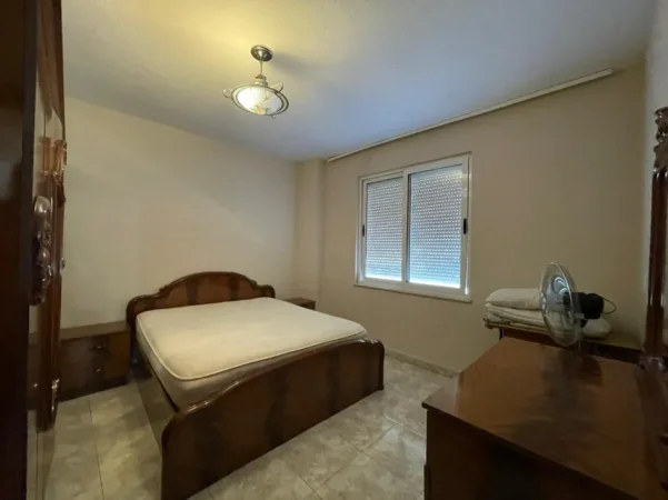 Tirane, jepet me qera apartament 2+1 Kati 10, 100 m² 600 € (Komuna e Parisit)