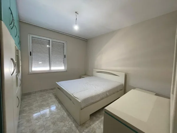 Tirane, jepet me qera apartament 2+1 Kati 10, 100 m² 600 € (Komuna e Parisit)