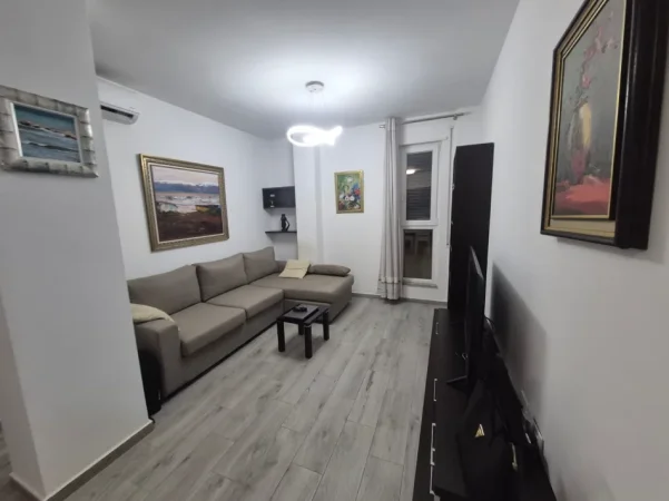 Tirane, jepet me qera apartament 1+1+Ballkon Kati 4, 53 m² 650 € (Rruga Ferit Xhajko,Medreseja)