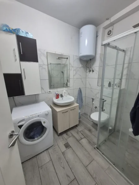 Tirane, jepet me qera apartament 1+1+Ballkon Kati 4, 53 m² 650 € (Rruga Ferit Xhajko,Medreseja)