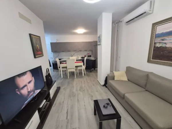Tirane, jepet me qera apartament 1+1+Ballkon Kati 4, 53 m² 650 € (Rruga Ferit Xhajko,Medreseja)