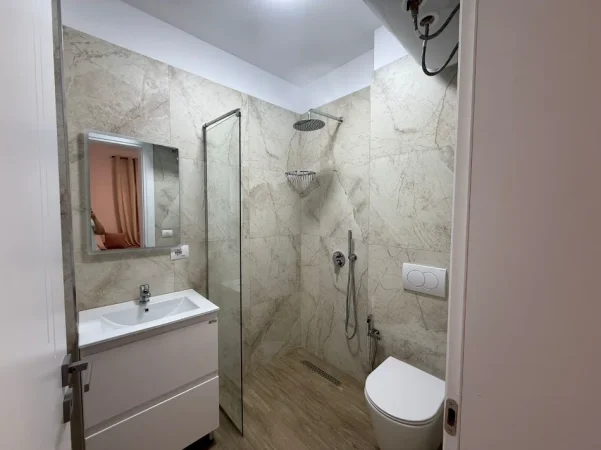 Tirane, jepet me qera apartament 1+1 Kati 1, 60 m² 450 € (5 Maj)