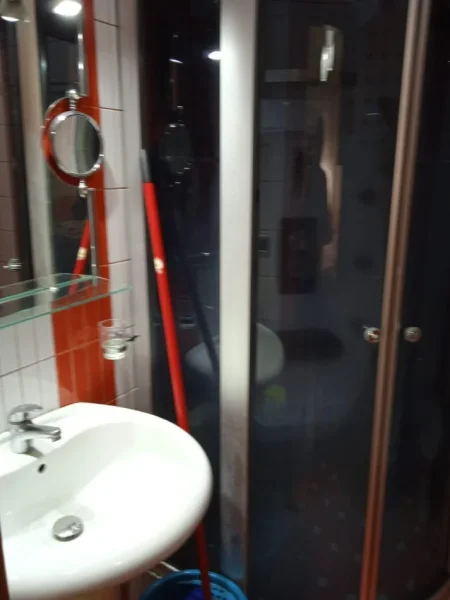 Tirane, jepet me qera apartament 2+1 Kati 1, 40 m² 400 € (Rruga e Durrësit)