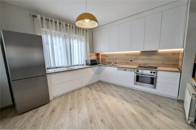 Tirane, jepet me qera apartament 3+1+Aneks+Ballkon Kati 5, 185 m² 2.000 € (Liqeni Artificial)