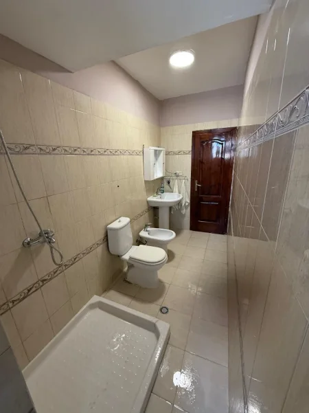 Tirane, jepet me qera apartament 2+1 Kati 4, 70 m² 550 € 