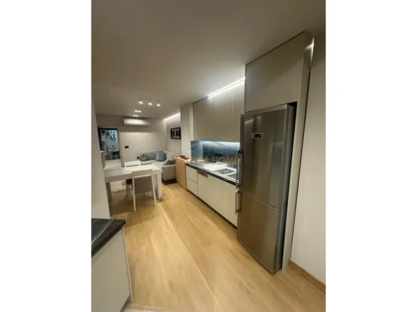 Tirane, jepet me qera apartament 1+1 Kati 4, 78 m² (Komuna e parisit)