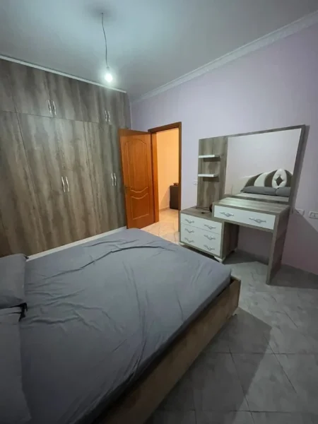 Tirane, jepet me qera apartament 2+1 Kati 2, 90 m² 400 € (Kombinat)