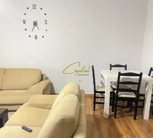 Tirane, jepet me qera apartament 1+1 Kati 4, 85 m² 500 € (PAZARI I RI)