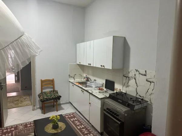 Tirane, jepet me qera apartament 1+1 Kati 1, 55 m² 400 € (Selvia)