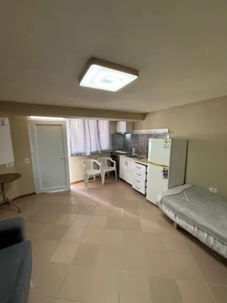 Tirane, jepet me qera apartament 1+1 Kati 1, 35 m² 250 € (Qendra Shëndetësore Qytet Studenti)