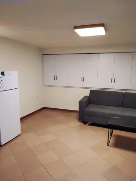 Tirane, jepet me qera apartament 1+1 Kati 1, 35 m² 250 € (Qendra Shëndetësore Qytet Studenti)