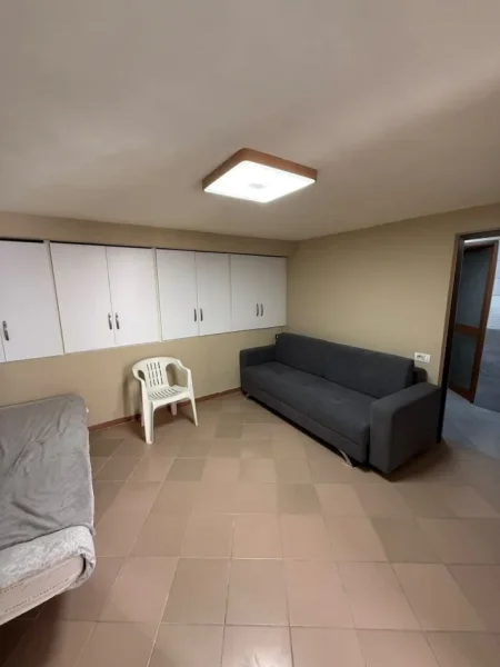 Tirane, jepet me qera apartament 1+1 Kati 1, 35 m² 250 € (Qendra Shëndetësore Qytet Studenti)