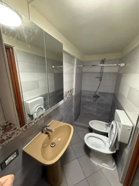 Tirane, jepet me qera apartament 1+1 Kati 1, 35 m² 250 € (Qendra Shëndetësore Qytet Studenti)