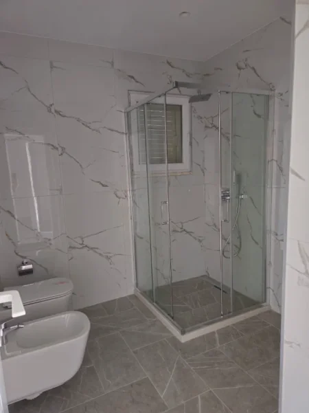 Tirane, jepet me qera Vile 5+1 , 700 m² 4.000 € (TEG)