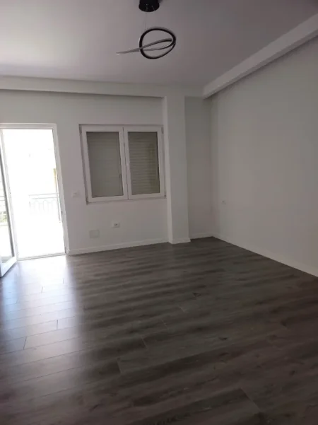 Tirane, jepet me qera Vile 5+1 , 700 m² 4.000 € (TEG)