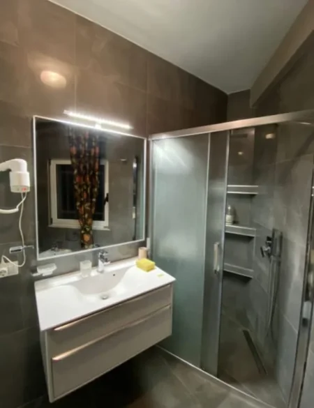 Tirane, jepet me qera apartament 2+1 Kati 7, 93 m² 700 € (vasil shanto)