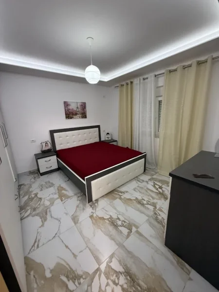 Tirane, jepet me qera apartament 2+1 Kati 2, 94 m² 650 € (Ali Demi)