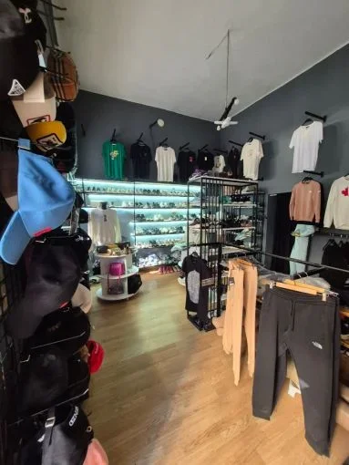 Tirane, jepet me qera zyre Kati 0, 30 m² 500 € (Rruga Myslym Shyri)