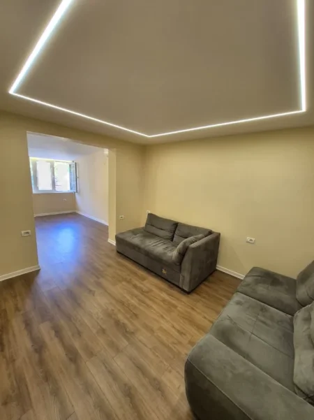 Tirane, jepet me qera zyre Kati 2, 45 m² 600 € (ish blloku)