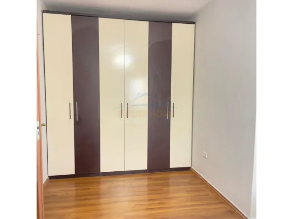 Tirane, jepet me qera apartament 1+1 Kati 4, 83 m² 500 € (Xhanfize Keko)