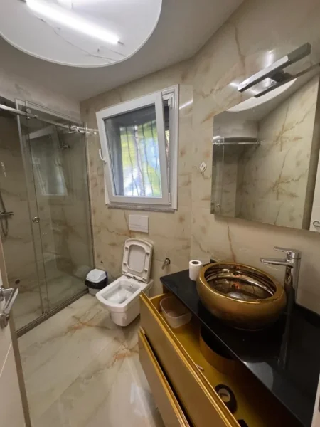 Tirane, jepet me qera apartament 2+1 Kati 0, 140 m² 750 € (Liqeni i Thatë)